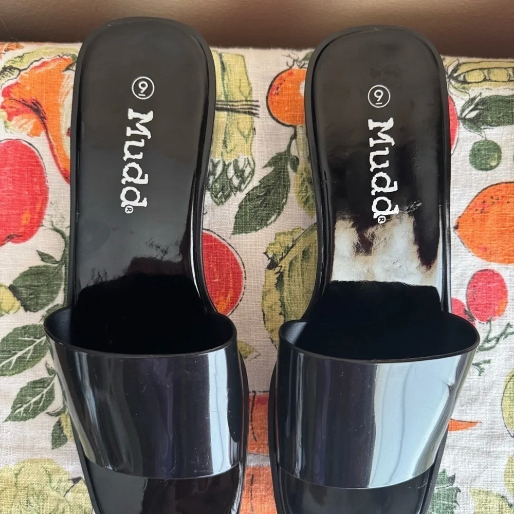 Vintage Mudd patent leather black platform sandals size 9